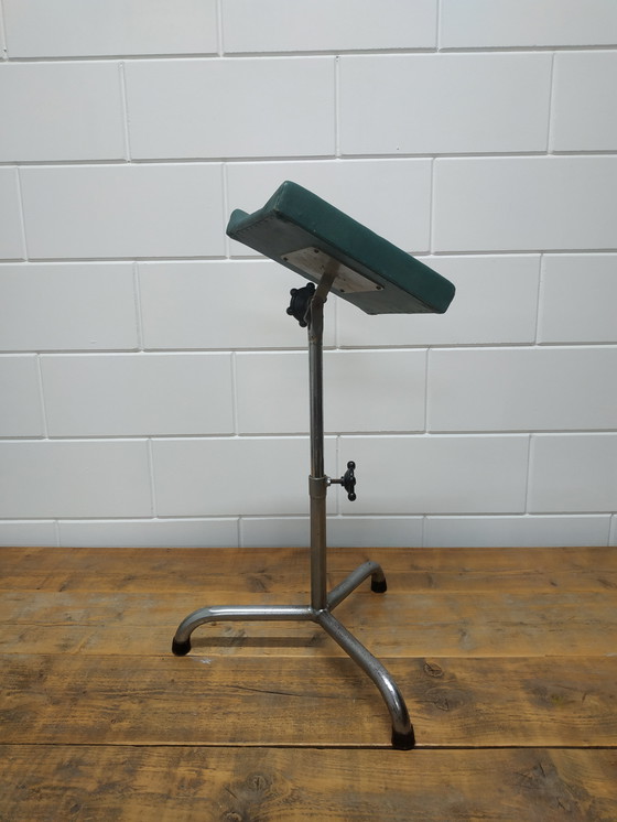 Image 1 of Support industriel vintage pour jambes de pédicure (peut également être utilisé pour la manucure)