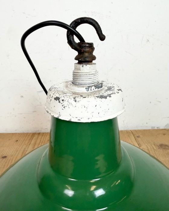 Image 1 of Industriële Britse groene emaille fabriekshanglamp, jaren 60
