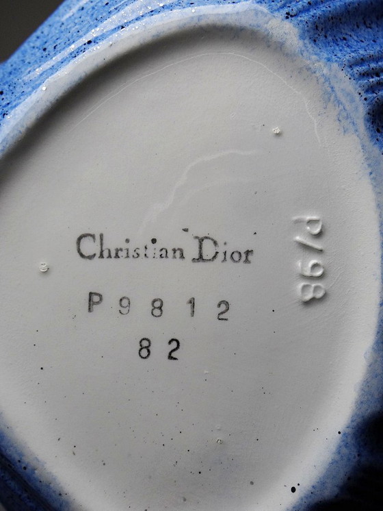Image 1 of Zeldzame grote vintage Christian Dior sieradenbak uit de jaren 80, gemaakt van keramiek in de vorm van een sint-jakobsschelp.