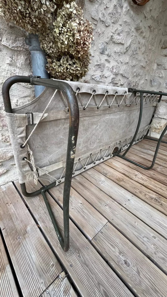 Image 1 of Vintage opklapbaar militair veldbed van kaki groen canvas en metaal.