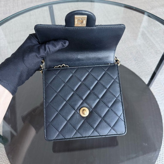 Image 1 of Sac Chanel Mini Flap Chic en agneau perlé noir, finitions dorées, série 28