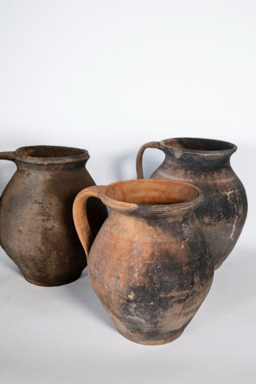 Set di sei brocche in terracotta
