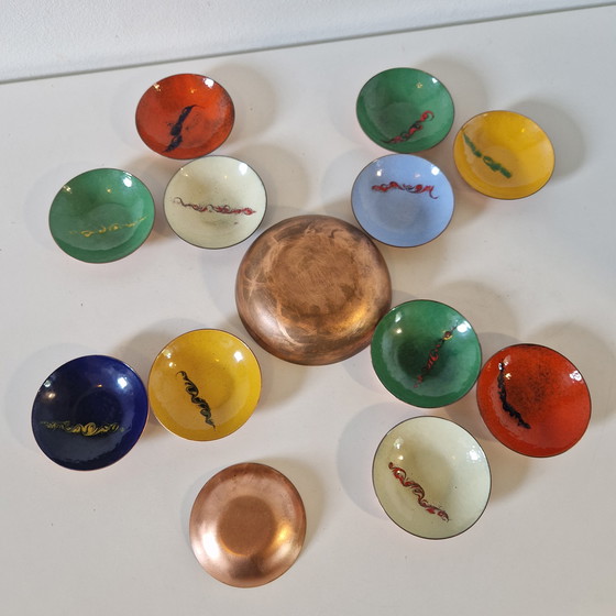 Image 1 of Vintage pindastel emaille fifties schalen setje tapas jaren 50 schaaltjes