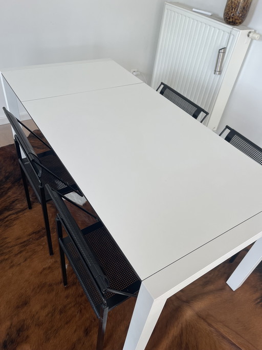 Kristalia Sushi Tafel  Met 6 Zwarte Flye Line Carre VI Stoelen