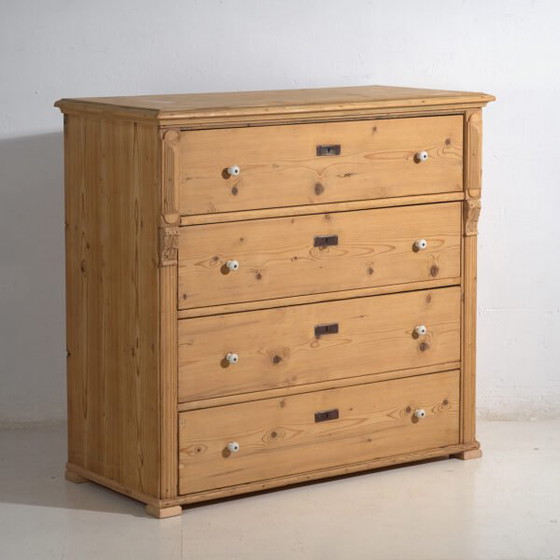 Hohe mitteleuropäische Kommode mit vier Schubladen aus gewaschenem Kiefernholz – Mitteleuropa, circa 1900 (photo 5 of 40)