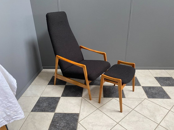 Image 1 of Fauteuil à dossier haut avec repose-pieds en bouclette noire, années 1970