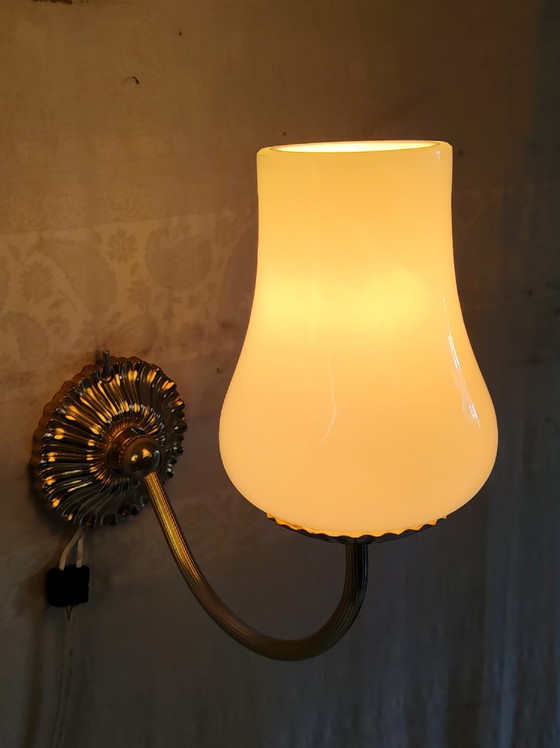 Wandleuchten aus vergoldetem Messing und Opalglas-Tulpe - Mitte 20. Jh. – Brass (photo 7 of 10)