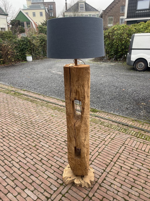 Unieke lamp van een oude meerpaal. 