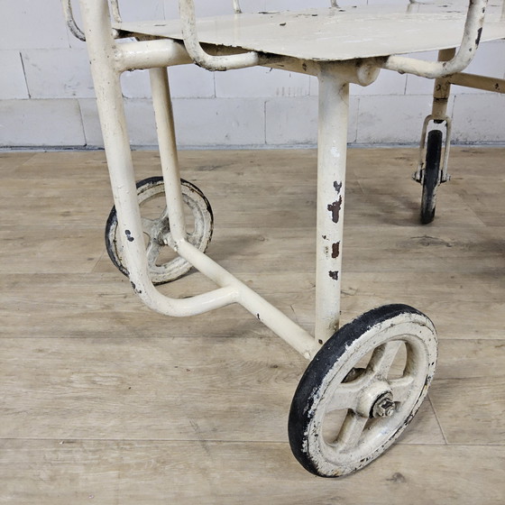 Image 1 of Chariot de service vintage en métal, grand format, pour hôpital, linge, soins infirmiers, thé ou boissons.