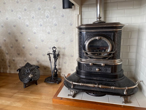 Poêle antique en fonte avec foyer et soufflet