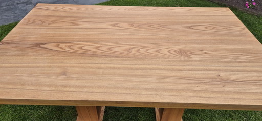 Table en bois d'orme fabriquée à la main