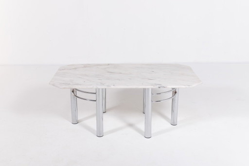 Tavolino da caffè in marmo dal design moderno italiano.