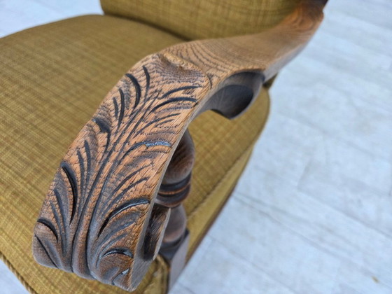 Image 1 of Deense fauteuil uit de jaren 60, originele groene meubelwol, gesneden eikenhout