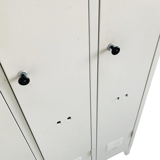 Image 1 of Armoire à casiers vintage gris industriel
