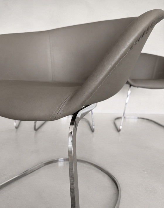 4 Sillas Arper Duna, de Lievore Altherr Molina, Italia (2014) – Sillas de comedor, Chrome, Leather (photo 12 of 13)