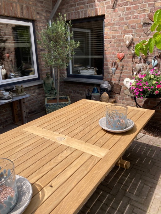 Beautiful large teak garden table by Gloster teak 240x110x72 cm izgst
