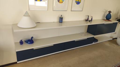 Aparador grande Interlubke de pared en blanco brillante y azul grisáceo.