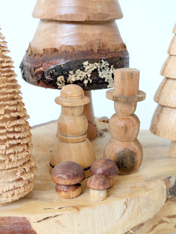 Image 1 of Vintage handgemaakte houten winterscène | Duitse Erzgebirge volkskunst