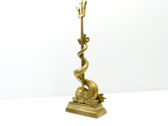 Grand cale-porte dauphin au trident de Neptune en laiton patiné – Europe, XXe siècle – Objets déco, Brass (photo 4 of 7)