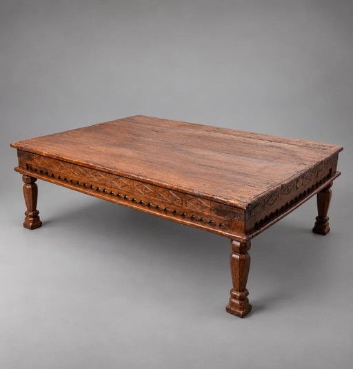 Mesa de centro grande de madera antigua tallada a mano