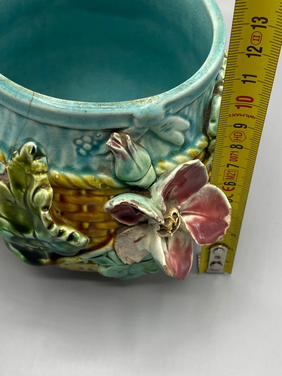Antieke bloempot van slipware – vlechtwerk en reliëf met bloemenmotief – Art Nouveau – Decoratieve objecten (photo 9 of 9)