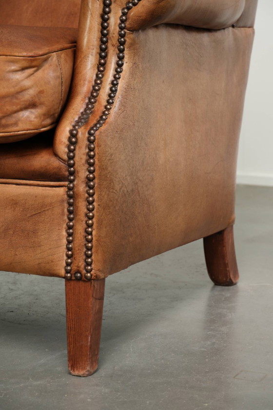 Bonito y cómodo sillón orejero de piel de oveja en un hermoso color coñac claro de estilo inglés – Sillones (photo 11 of 12)