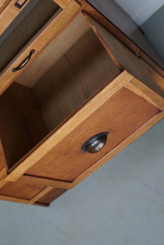 Image 1 of Vitrina inglesa de mercería con cajones con frente de cristal, circa 1930