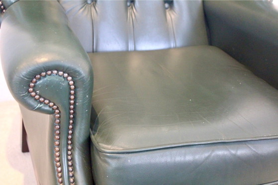 Sillón Chesterfield Wingback con reposapiés de cuero verde, Sillones, Madera (foto 3 de 8)