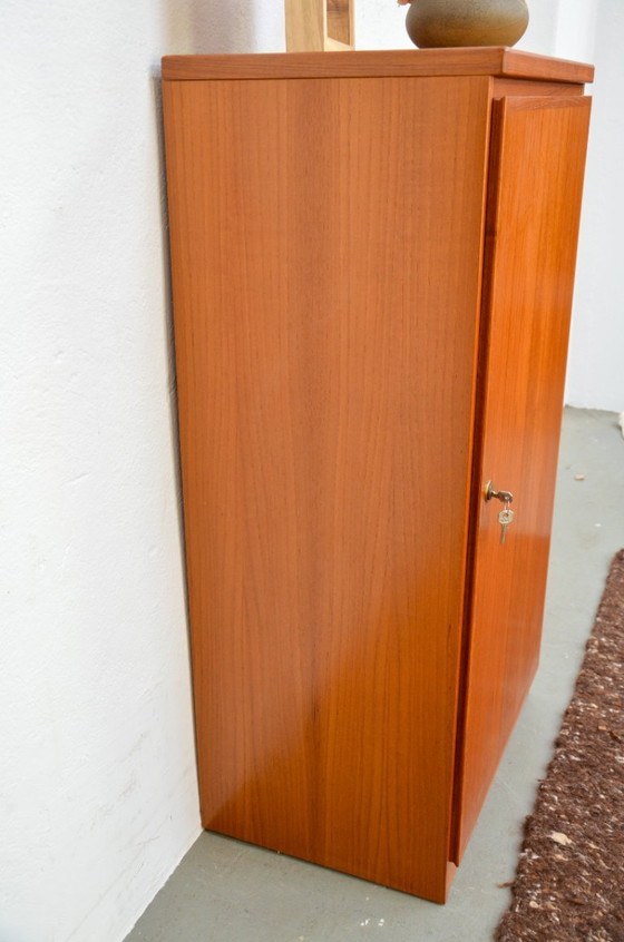 Image 1 of Mobile alto vintage in teak, con serratura, credenza, metà del secolo scorso, anni '70.