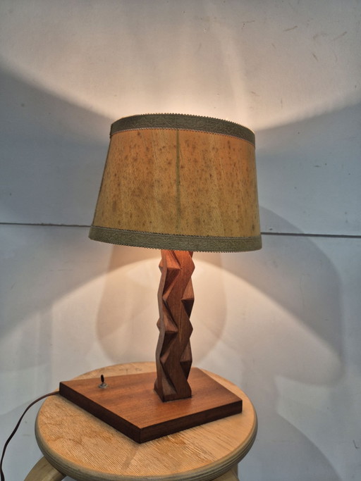 Französische Art-déco-Tischlampe aus Holz mit geometrischem Muster