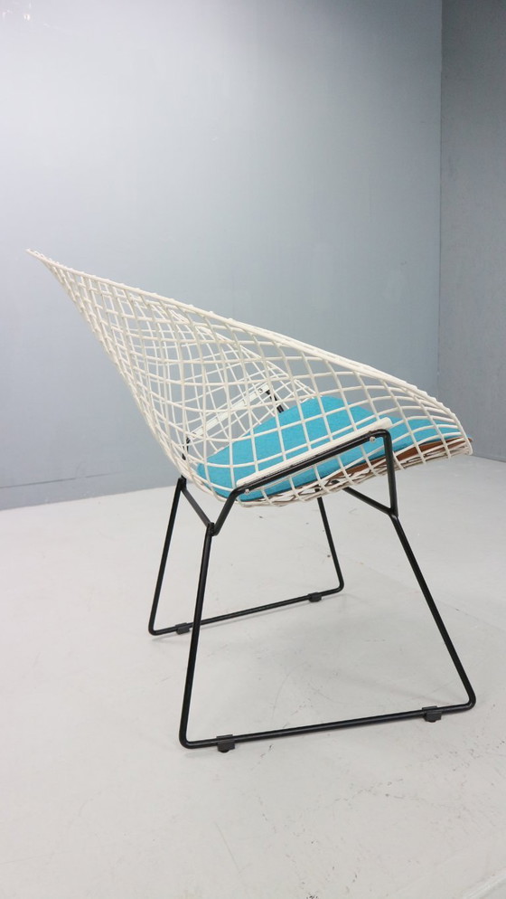 Image 1 of Silla Diamond de Harry Bertoia en metal blanco y negro y nuevo asiento azul años 60