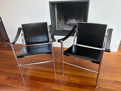 Twee Cassina LC1 stoelen van Le Corbusier