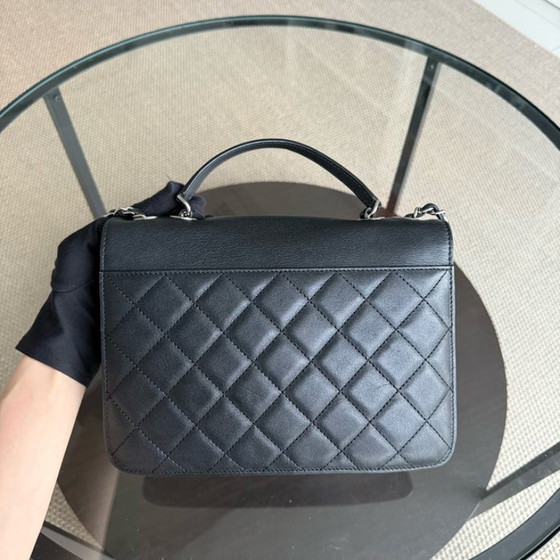 Image 1 of Borsa Chanel Medium CC Box Flap - Pelle di vitello trapuntata nera con finiture argentate, serie 25