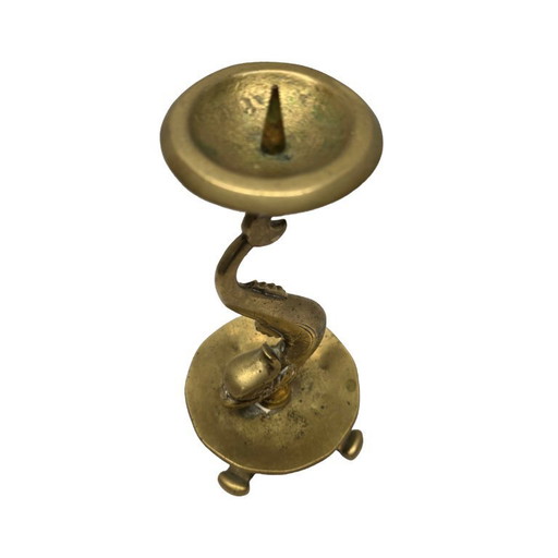 Oude bronzen kandelaar met een vis