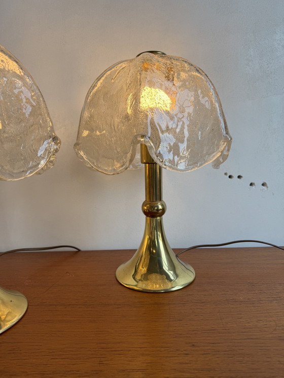 Image 1 of Lampada da tavolo vintage in ottone e vetro ghiacciato: eleganza di metà secolo