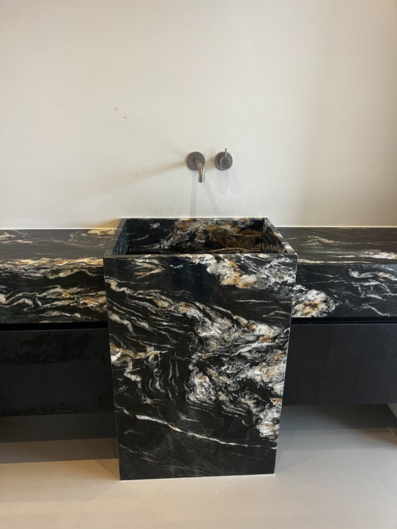 Image 1 of Luxuriöse Badezimmermöbel aus Marmor