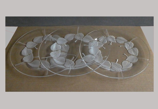 3 glazen borden met satijnen bladmotief, Lalique, Parijs, Frankrijk, gesigneerd