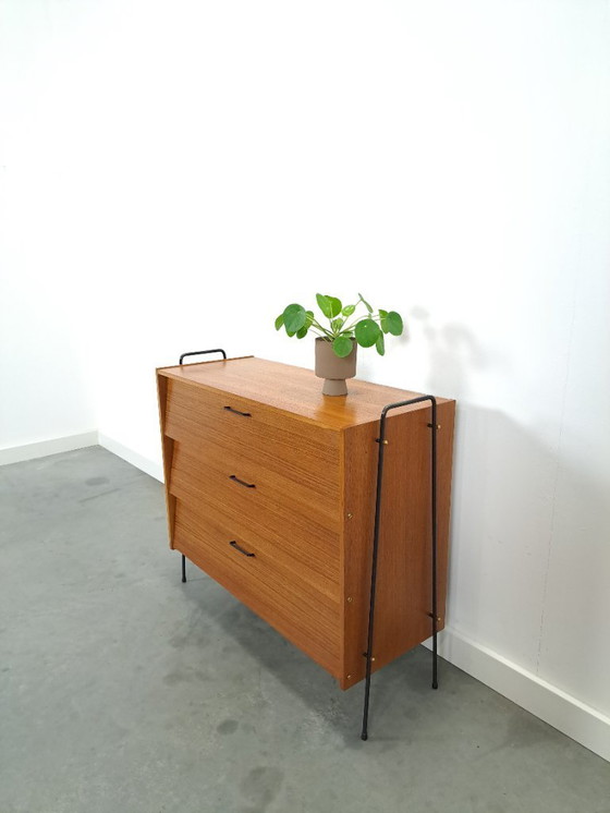 Image 1 of Scarpiera di design in teak Ilse con gambe in metallo nero