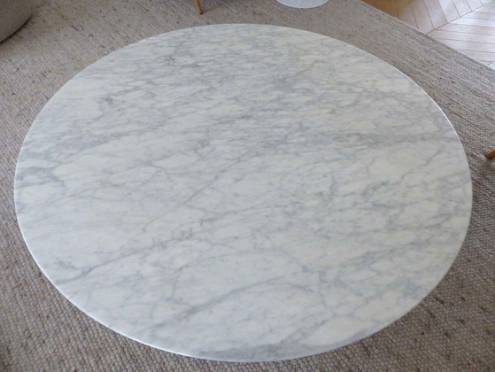 Image 1 of "Grasshopper Coffee Table" in satin-finish Statuarietto marble by Knoll, designed by Piero Lissoni - 120 cm