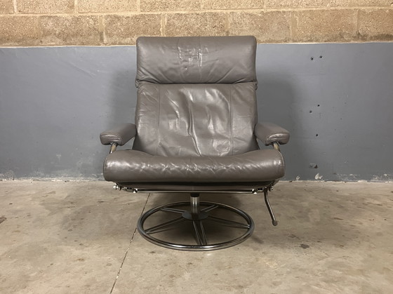 Image 1 of Sillón giratorio Cuero Cromo Escandinavo