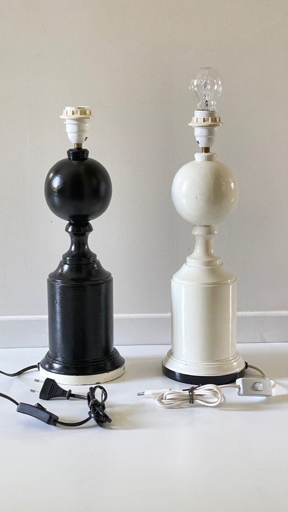 Image 1 of 2 supporti per lampade in legno tornito in bianco e nero VINTAGE