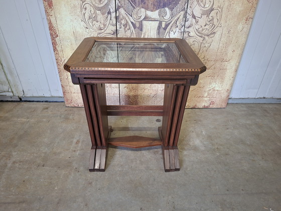 Image 1 of Set Mimi composto da tre pezzi in teak con bordi intarsiati e piani in vetro, dimensioni 48x38 cm e altezza 55 cm.