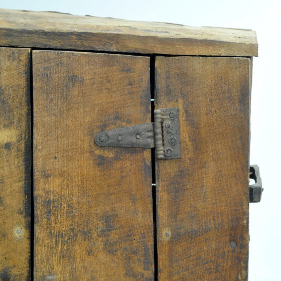 Armoire en bois de style primitif, vers 1930 – Meubles de rangement, Iron, Wood (photo 9 of 13)