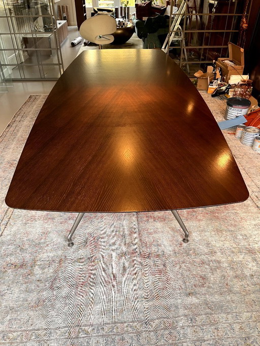 Design dining table top from Italian brand Rimadesio, model Manta