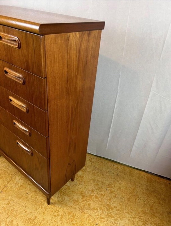 Image 1 of Grote ladekast van teakhout in retro vintage mid-century stijl van GPlan 1960. Breng de elegantie van mid-century modern design 