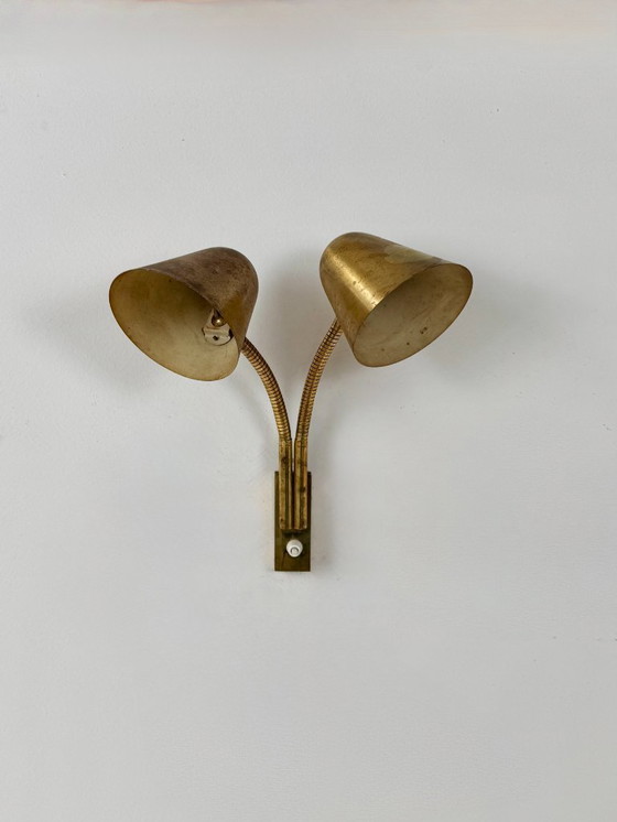 Image 1 of Jacques Biny, Frankrijk, 1950, dubbele verstelbare wandlamp van gepatineerd messing.