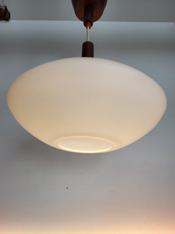 Image 1 of Lampada a sospensione vintage in vetro opalino, stile scandinavo, teak, anni '60