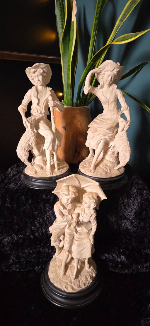 set of 3 statues of Regorani Mario – beeldhouwkunst, Porcelain