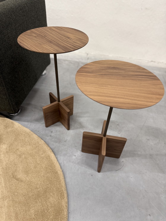 Image 1 of 2 mesas auxiliares Beek Cross de madera de nogal D35