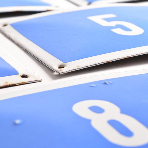Ensemble de plaques de numéros en émail bleu, Tchécoslovaquie, années 1950